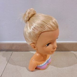 Busto Nancy: maquilla y peina