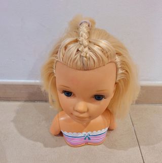 Busto Nancy: maquilla y peina
