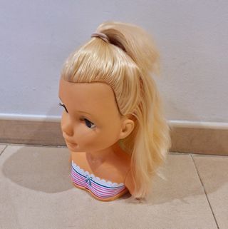 Busto Nancy: maquilla y peina
