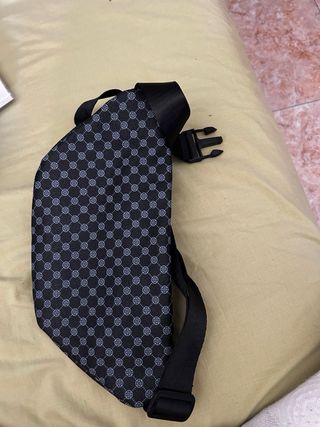 Riñonera negra estampada