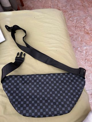 Riñonera negra estampada