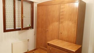 Dormitorio con Armario ropero madera 3 puertas
