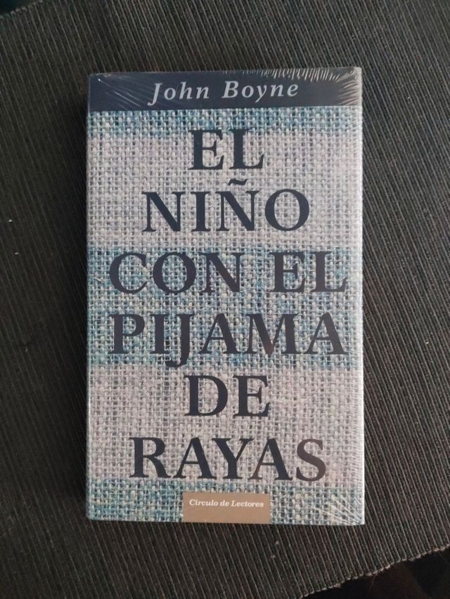 El niño con el pijama de rayas