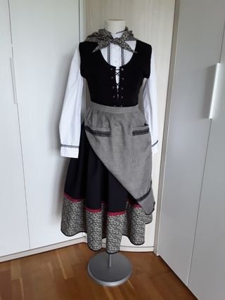 Traje BASERRITARRA-NESKA 140 euroz"