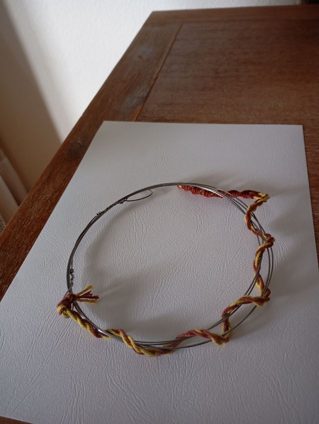 Aro de alambre con hilo