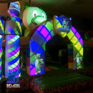 Castillo hinchable  con tecnología Led 