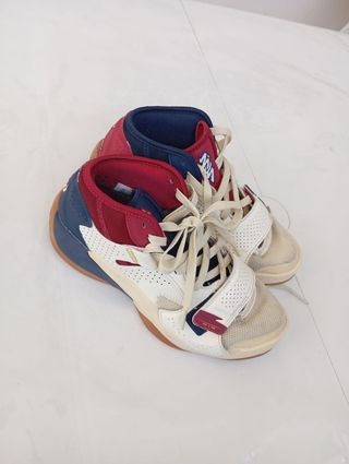 Zapatillas Jordan rojas y azules