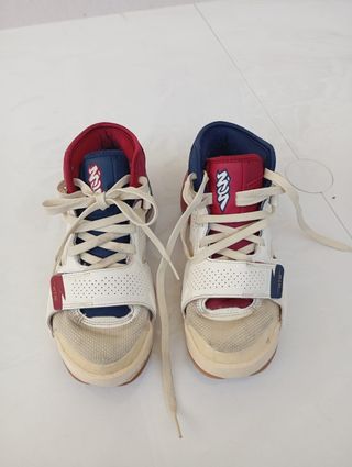 Zapatillas Jordan rojas y azules
