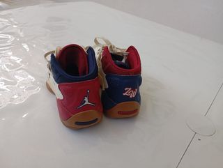 Zapatillas Jordan rojas y azules