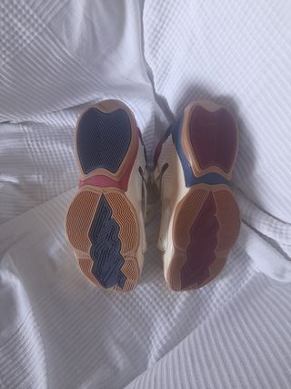 Zapatillas Jordan rojas y azules