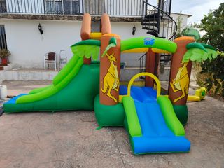 Castillo hinchable infantil con tobogán