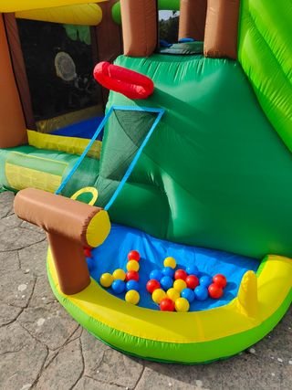 Castillo hinchable infantil con tobogán
