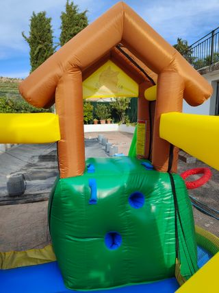 Castillo hinchable infantil con tobogán