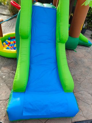 Castillo hinchable infantil con tobogán