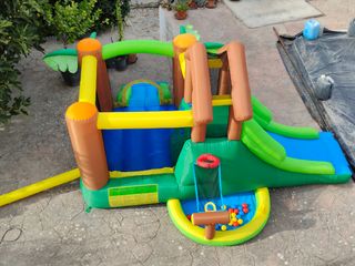 Castillo hinchable infantil con tobogán