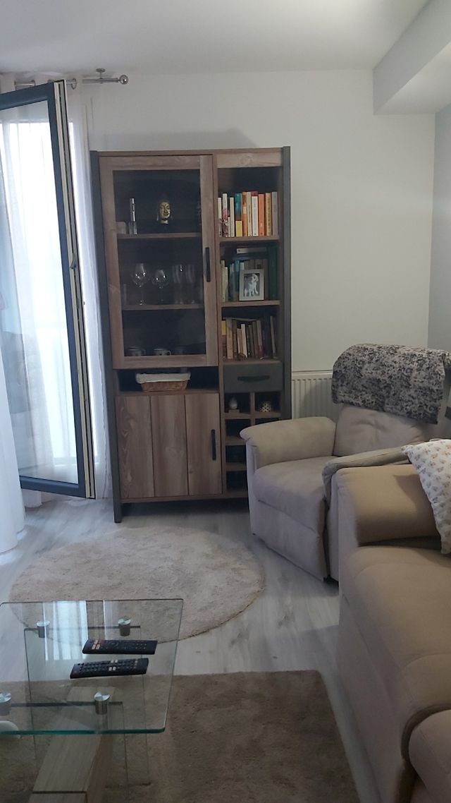 Vitrina madera-cristal marrón