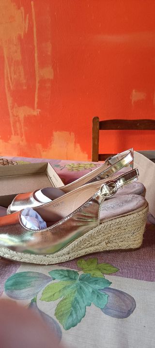 Zapatos dorados 