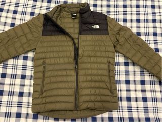 Chaqueta North Face negra y verde oliva