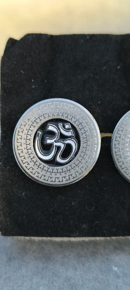 Gemelos Om Ohm plata y negro