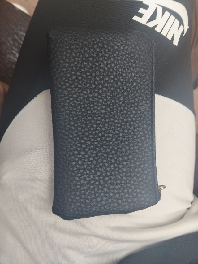 Monedero negro pequeño