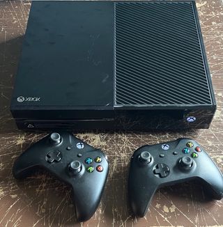 Xbox One + 2 mandos