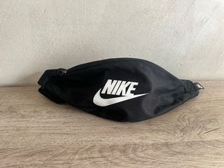 Riñonera Nike negra