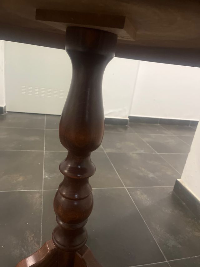 Mesita madera clásica