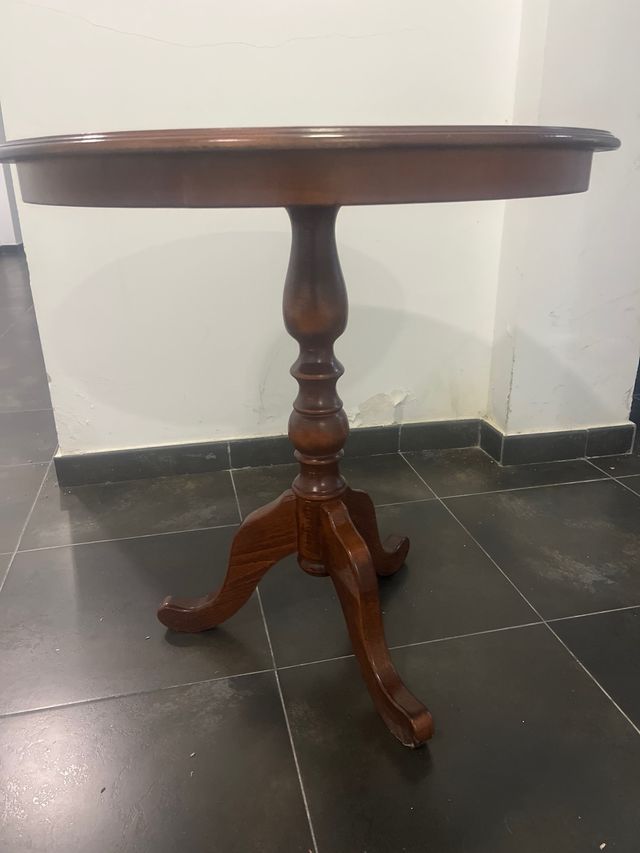 Mesita madera clásica