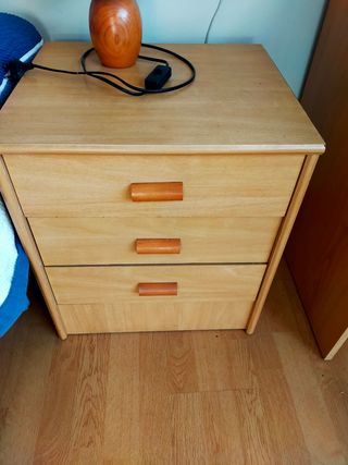 Mesita, cómoda, mesa de escritorio y estanterías. 