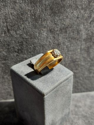 Anillo oro 18k con diamante.