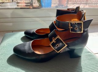 Zapatos Merceditas negros dorados