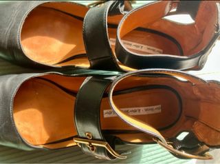 Zapatos Merceditas negros dorados