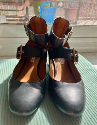 Zapatos Merceditas negros dorados