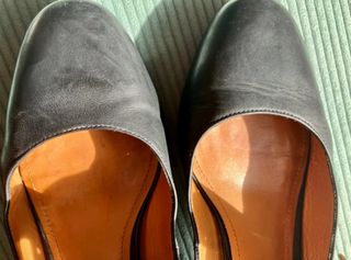 Zapatos Merceditas negros dorados