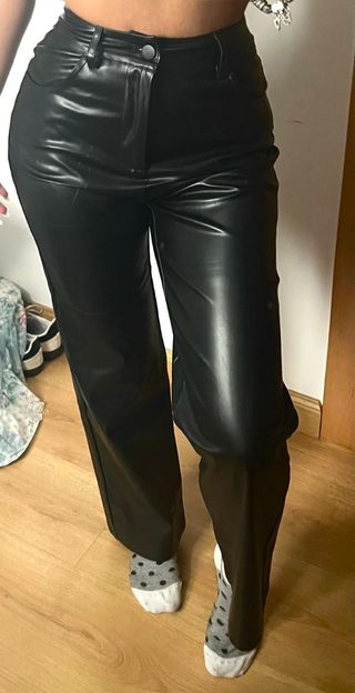 Pantalones piel sintética negros.