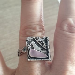 Anillo  color plata pájaro rosa