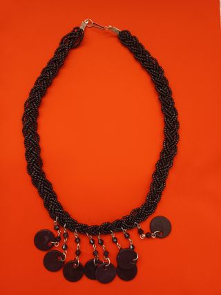 Collar negro con pendientes