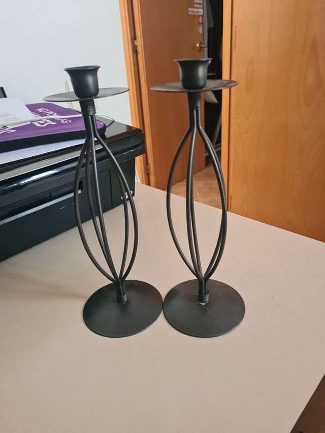 2 castiçais de metal preto