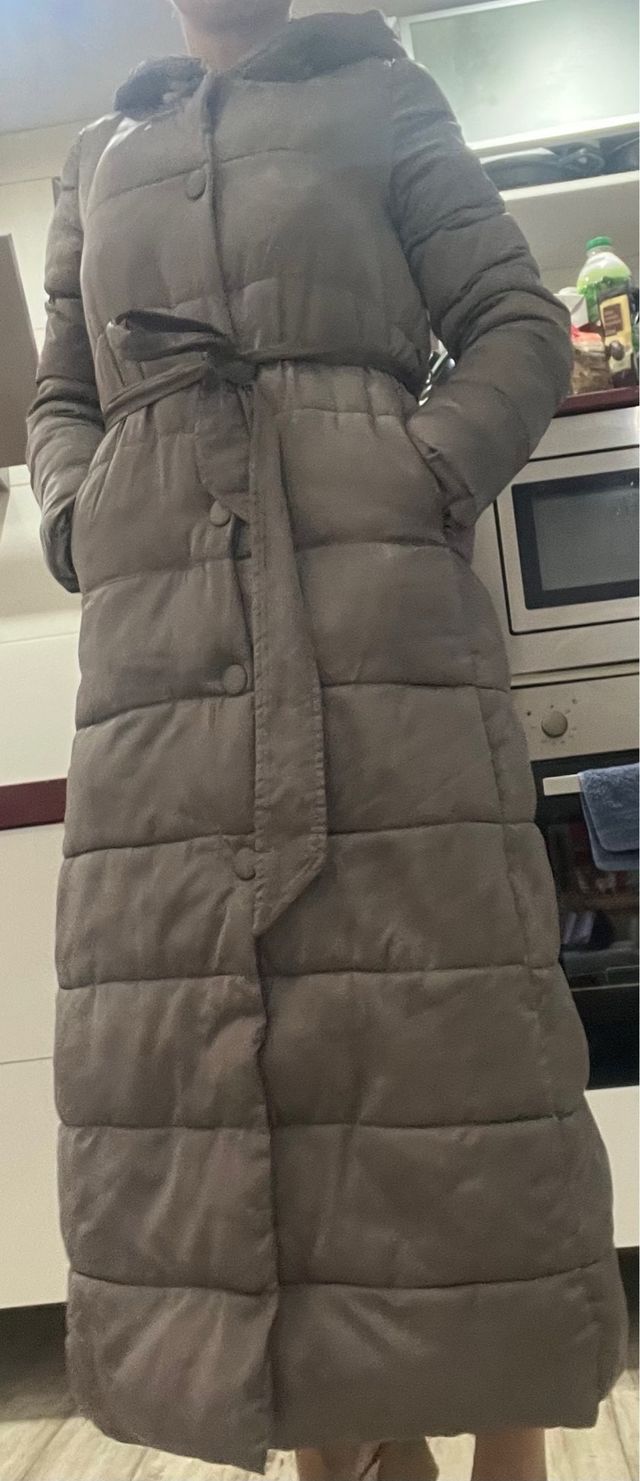 Abrigo acolchado beige grisáceo largo