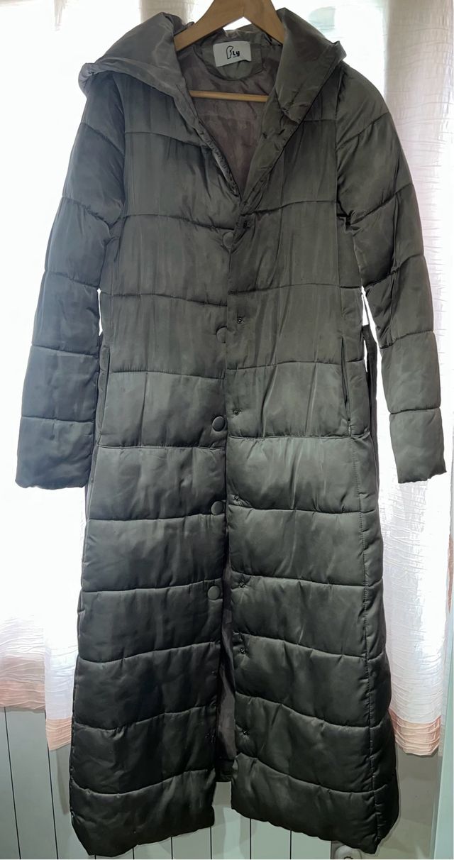 Abrigo acolchado beige grisáceo largo