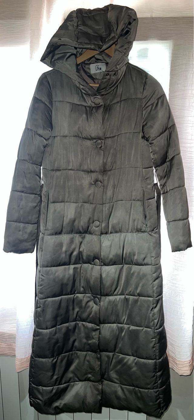 Abrigo acolchado beige grisáceo largo