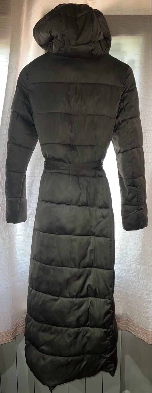 Abrigo acolchado beige grisáceo largo