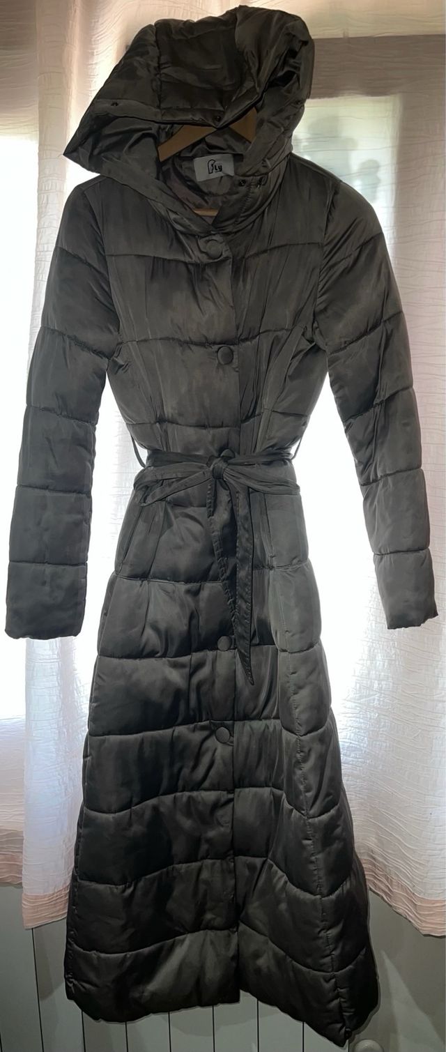 Abrigo acolchado beige grisáceo largo