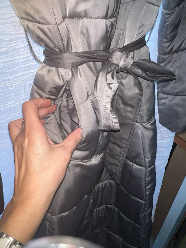 Abrigo acolchado beige grisáceo largo