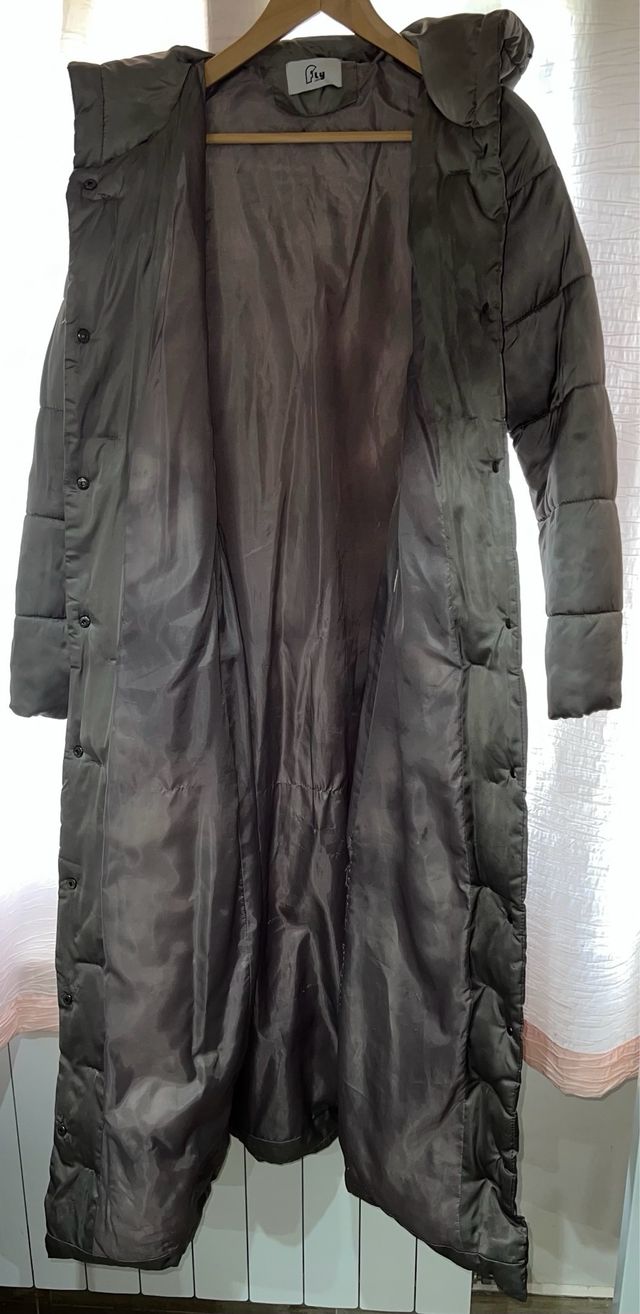 Abrigo acolchado beige grisáceo largo