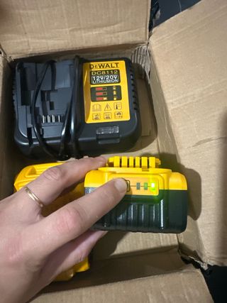 2 Baterías Dewalt 20V 6.0Ah + Cargador