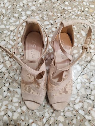 Zapatos tacón beige talla 40