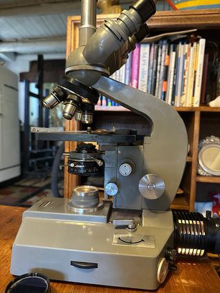 Microscopio Olympus profesional vintage 