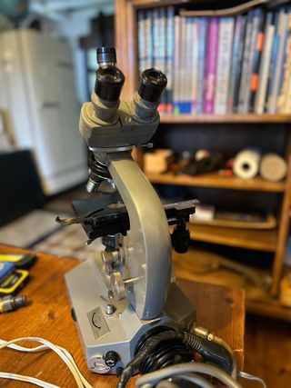 Microscopio Olympus profesional vintage 