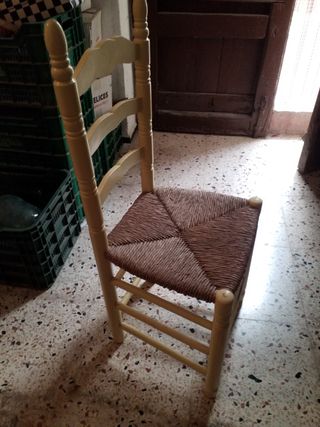 6 sillas de madera y enea en colores claros.